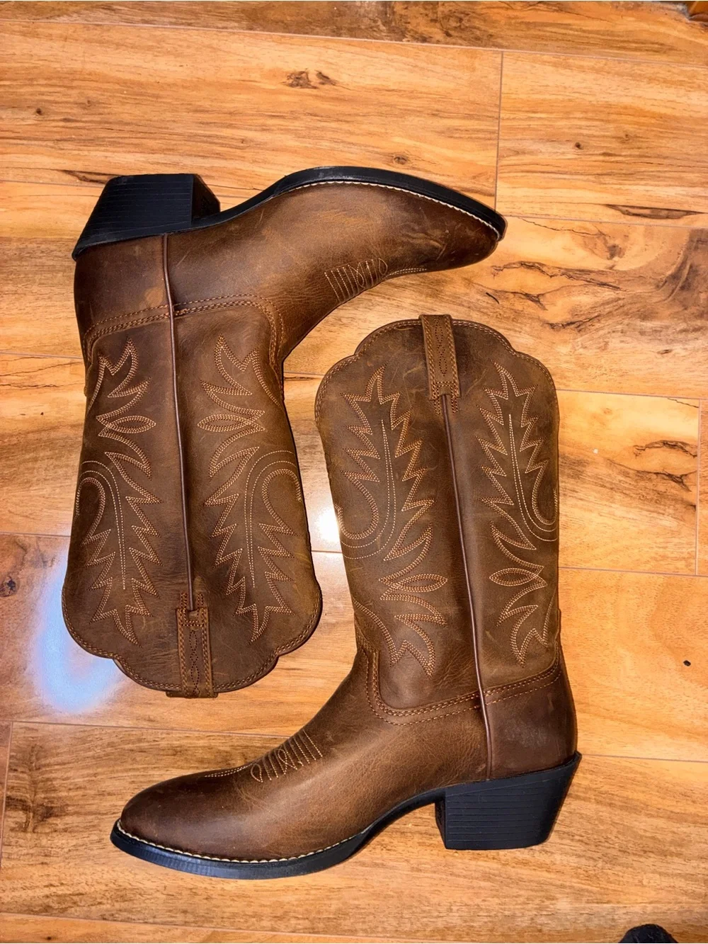 Ariat Women’s Heritage Round Toe Western Cowboy/Cowgirl Boots- size 8 C
